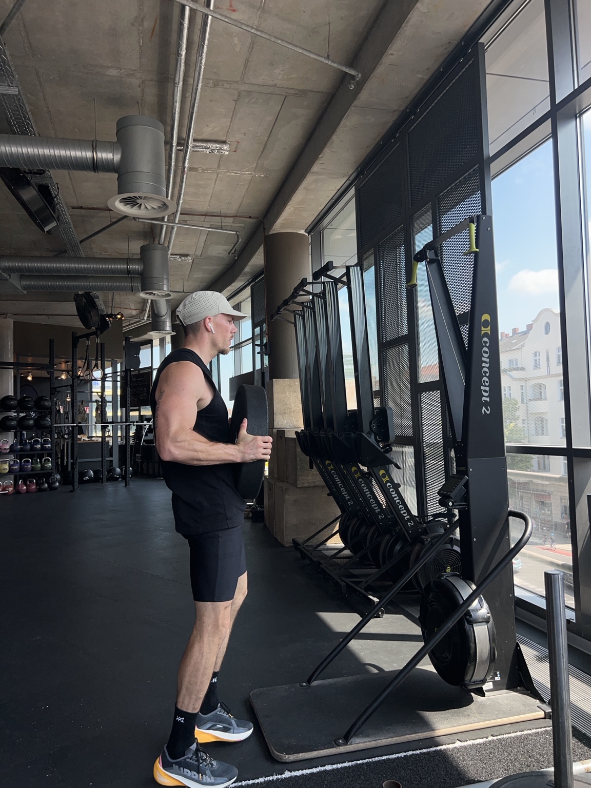 Moris Fikic beim Training mit einer Gewichtsscheibe im Fitnessstudio